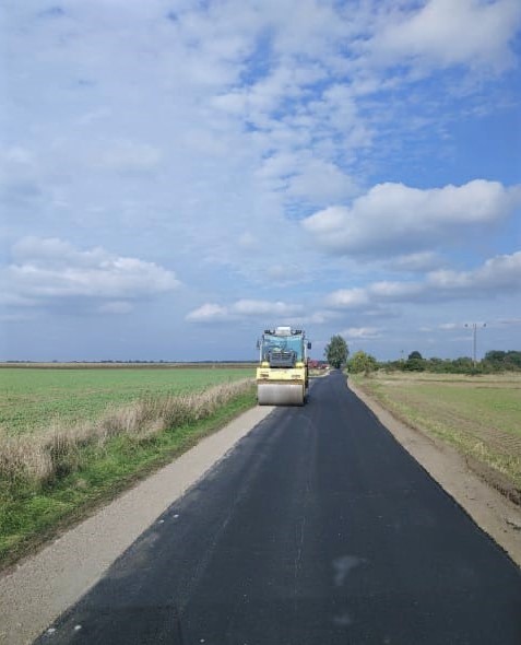 Trwa modernizacja drogi dojazdowej do gruntów rolnych – ulicy Wodnej w Serbach