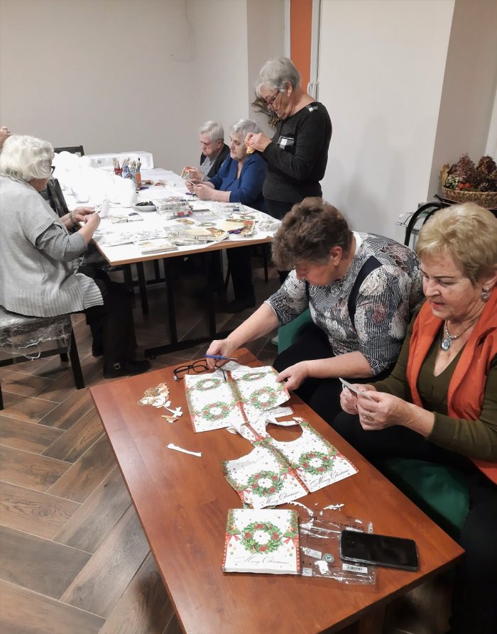 Przygotowania do Świąt Bożego Narodzenia w Klubie Seniora w Ruszowicach
