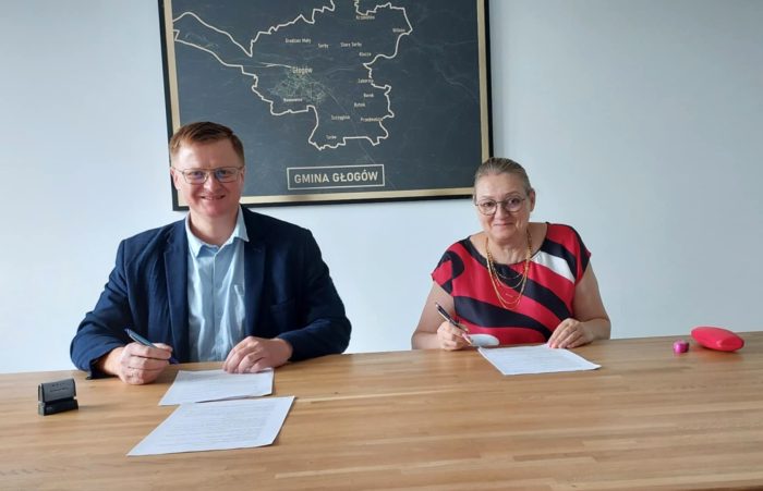 Miniaturka artykułu Podpisanie umowy na zorganizowanie kolonii letnich dla dzieci z terenu Gminy Głogów