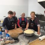 Pieczenie rogali świętomarcińskich w Klubie Seniora w Ruszowicach