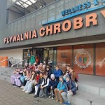 UCZNIOWIE ZE SZKOŁY W SERBACH UCZĄ SIĘ PŁYWAĆ