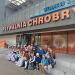 UCZNIOWIE ZE SZKOŁY W SERBACH UCZĄ SIĘ PŁYWAĆ