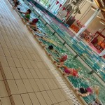 UCZNIOWIE ZE SZKOŁY W SERBACH UCZĄ SIĘ PŁYWAĆ